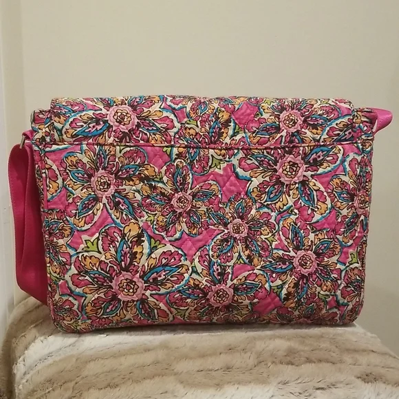 ✨HOST PICK✨ VERA BRADLEY” PINK FLORAL MESSENGER BAG WITH ADJUSTABLE STRAP. - Picture 6 of 10